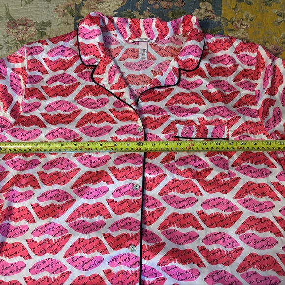 VICTORIA'S SECRET Pink and White Lip Print Pajama Top XL, NWT - Picture 5 of 7